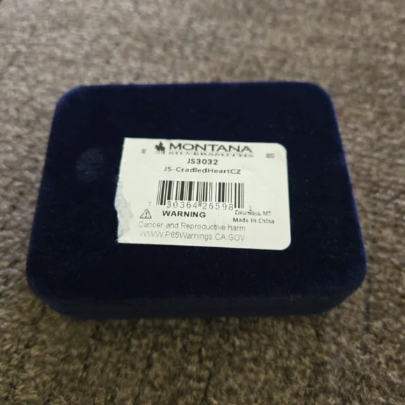 Montana Silversmiths Ladies Cradled Heart Jewelry Set Necklace JS3032 - Picture 3 of 3